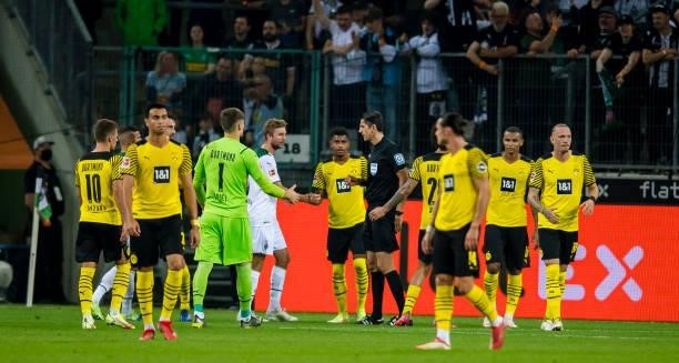 The team of Borussia Dortmund after the Bundesliga match between Borussia Mönchengladbach and Borussia Dortmund at Borussia-Park on September 25,...