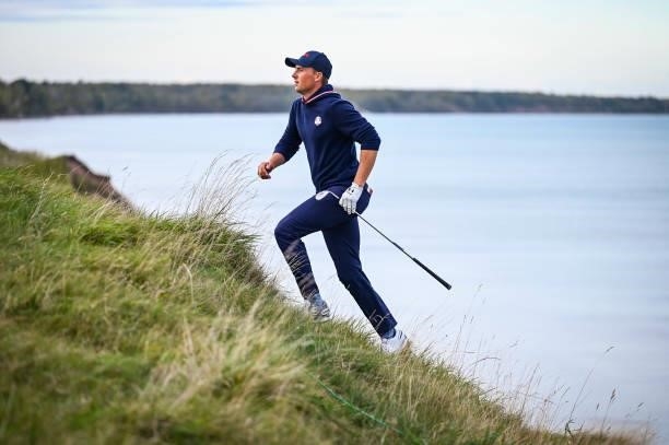 Jordan Spieth of the U.S. Team runs up a hill to the 16th hole green after playing a shot during Saturday Afternoon Four-ball Matches of the 43rd...
