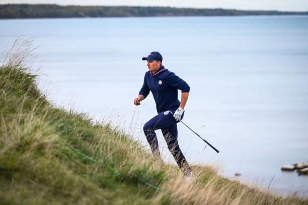 Jordan Spieth of the U.S. Team runs up a hill to the 16th hole green after playing a shot during Saturday Afternoon Four-ball Matches of the 43rd...