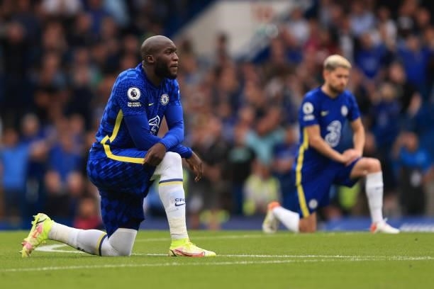 Romelu Lukaku and Jorginho of Chelsea take a knee during the Premier League match between Chelsea and Manchester City at Stamford Bridge on September...