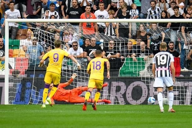 Dusan Vlahovic scores a goal on penalty 0-1 during the Italian football Serie A match Udinese Calcio vs ACF Fiorentina on settembre 26, 2021 at the...