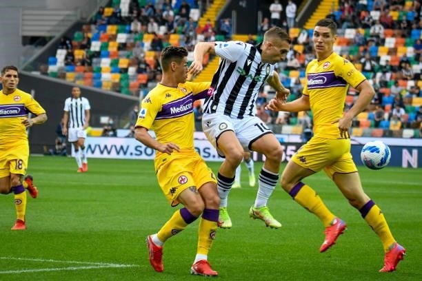Gerard Deulofeu hindered by Lucas Martinez Quarta during the Italian football Serie A match Udinese Calcio vs ACF Fiorentina on settembre 26, 2021 at...