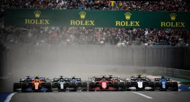 Drivers take the start of the Formula One Russian Grand Prix at the Sochi Autodrom circuit in Sochi on September 26, 2021.