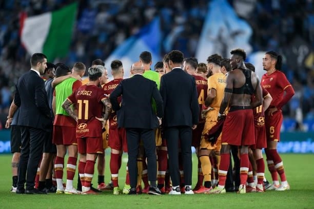 Jose Mourinho manager of AS Roma comforts his players at the end of the Serie A match between SS Lazio and AS Roma at Stadio Olimpico, Rome, Italy on...