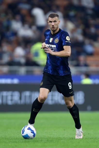 Edin Dzeko of FC Internazionale controls the ball during the Serie A match between FC Internazionale and Atalanta BC at Stadio Giuseppe Meazza on...