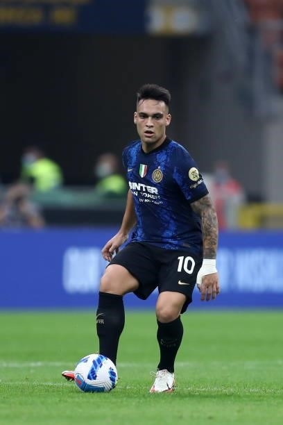 Lautaro Martinez of FC Internazionale controls the ball during the Serie A match between FC Internazionale and Atalanta BC at Stadio Giuseppe Meazza...