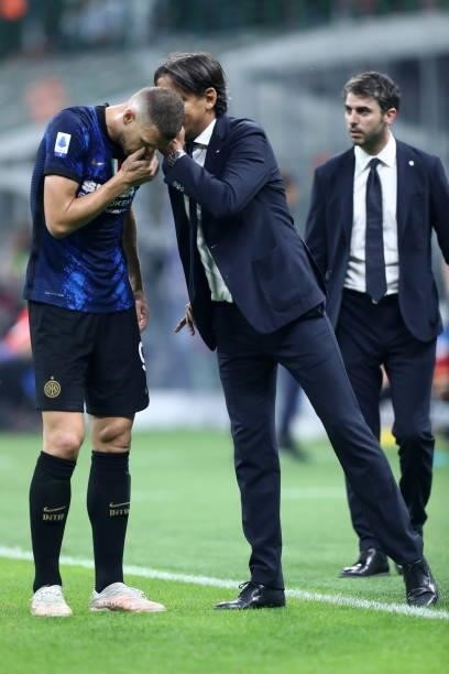 Simone Inzaghi, head coach of FC Internazionale and Edin Dzeko of FC Internazionale speaks with during the Serie A match between FC Internazionale...