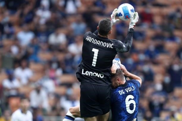 Samir Handanovic of FC Internazionale controls the ball during the Serie A match between FC Internazionale and Atalanta BC at Stadio Giuseppe Meazza...