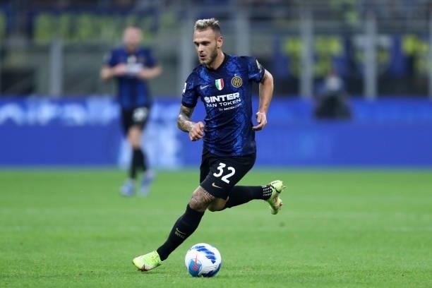 Federico Dimarco of FC Internazionale controls the ball during the Serie A match between FC Internazionale and Atalanta BC at Stadio Giuseppe Meazza...