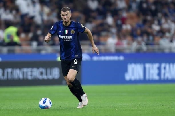 Edin Dzeko of FC Internazionale controls the ball during the Serie A match between FC Internazionale and Atalanta BC at Stadio Giuseppe Meazza on...