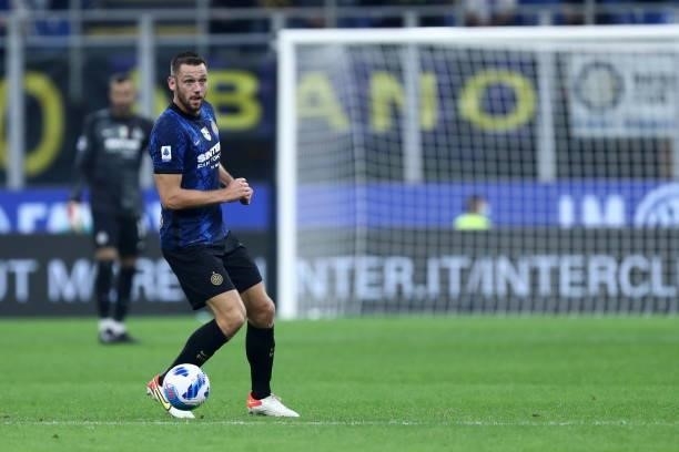 Stefan de Vrij of FC Internazionale controls the ball during the Serie A match between FC Internazionale and Atalanta BC at Stadio Giuseppe Meazza on...