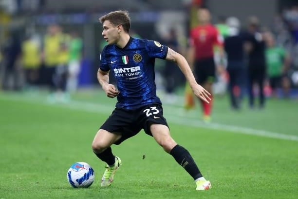 Nicolo Barella of FC Internazionale controls the ball during the Serie A match between FC Internazionale and Atalanta BC at Stadio Giuseppe Meazza on...