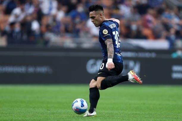 Lautaro Martinez of FC Internazionale controls the ball during the Serie A match between FC Internazionale and Atalanta BC at Stadio Giuseppe Meazza...