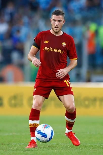 Jordan Veretout of AS Roma controls the ball during the Serie A match between SS Lazio and AS Roma at Stadio Olimpico on September 26, 2021 in Rome,...