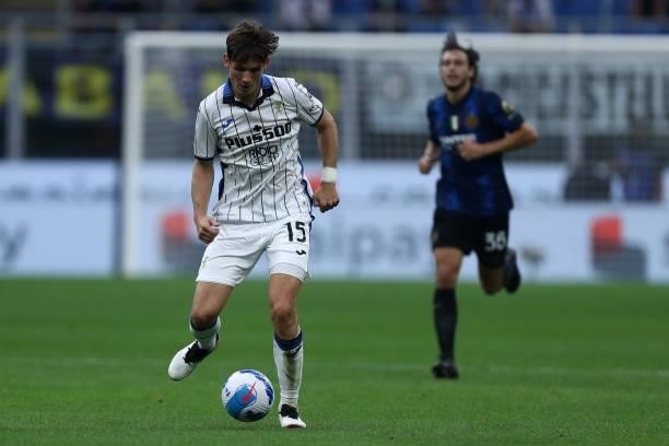 Marten de Roon of Atalanta BC controls the ball during the Serie A match between FC Internazionale and Atalanta BC at Stadio Giuseppe Meazza on...