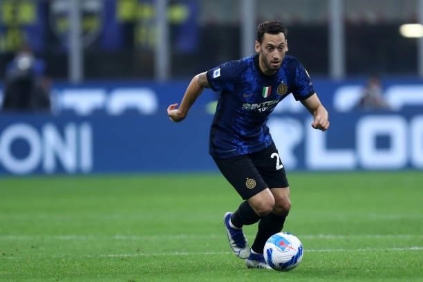 Hakan Calhanoglu of FC Internazionale controls the ball during the Serie A match between FC Internazionale and Atalanta BC at Stadio Giuseppe Meazza...