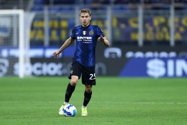 Nicolo Barella of FC Internazionale controls the ball during the Serie A match between FC Internazionale and Atalanta BC at Stadio Giuseppe Meazza on...