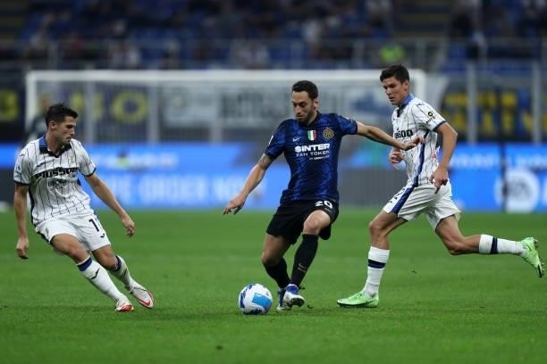 Hakan Calhanoglu of FC Internazionale controls the ball during the Serie A match between FC Internazionale and Atalanta BC at Stadio Giuseppe Meazza...