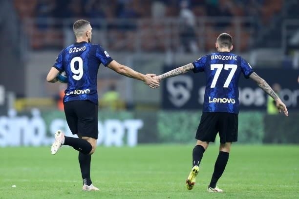 Edin Dzeko of FC Internazionale celebrates after scoring his team's second goal during the Serie A match between FC Internazionale and Atalanta BC at...