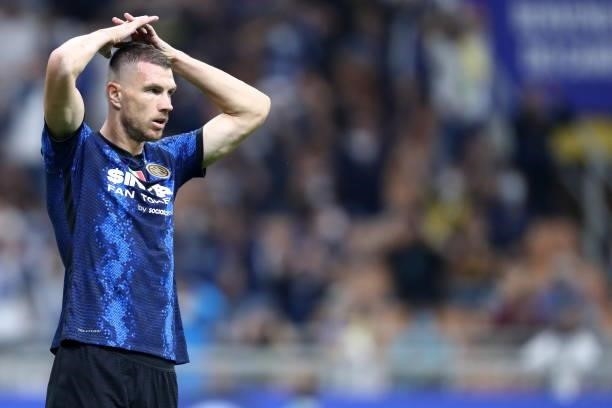 Edin Dzeko of FC Internazionale looks dejected during the Serie A match between FC Internazionale and Atalanta BC at Stadio Giuseppe Meazza on...