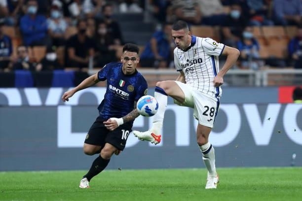 Merih Demiral of Atalanta BC controls the ball during the Serie A match between FC Internazionale and Atalanta BC at Stadio Giuseppe Meazza on...