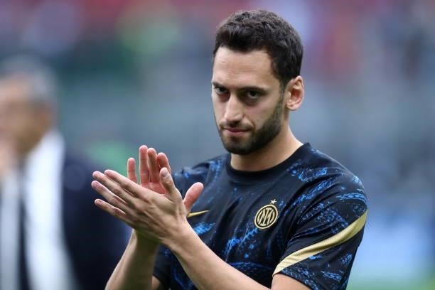 Hakan Calhanoglu of FC Internazionale warm up prior to the Serie A match between FC Internazionale and Atalanta BC at Stadio Giuseppe Meazza on...