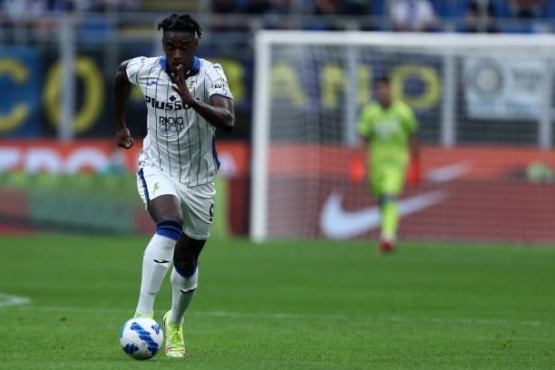Duvan Zapata of Atalanta BC controls the ball during the Serie A match between FC Internazionale and Atalanta BC at Stadio Giuseppe Meazza on...