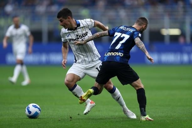 Marcelo Brozovic of FC Internazionale and Ruslan Malinovskyj of Atalanta BC battle for the ball during the Serie A match between FC Internazionale...