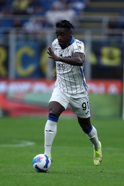 Duvan Zapata of Atalanta BC controls the ball during the Serie A match between FC Internazionale and Atalanta BC at Stadio Giuseppe Meazza on...