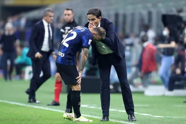 Simone Inzaghi, head coach of FC Internazionale and Federico Dimarco of FC Internazionale speaks with during the Serie A match between FC...