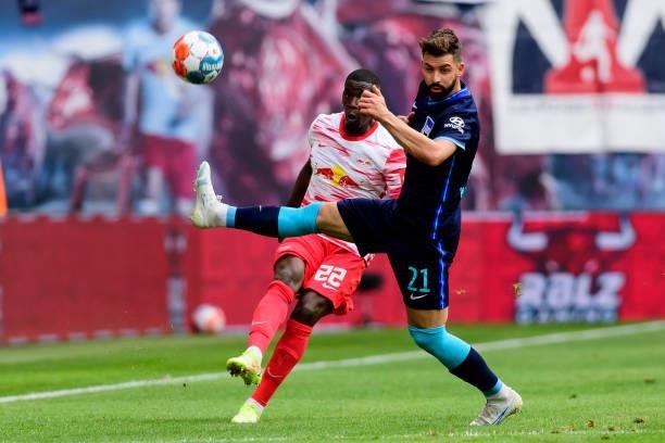 Nordi Mukiele of RB Leipzig and Marvin Plattenhardt of Hertha BSC battle for the ball during the Bundesliga match between RB Leipzig and Hertha BSC...