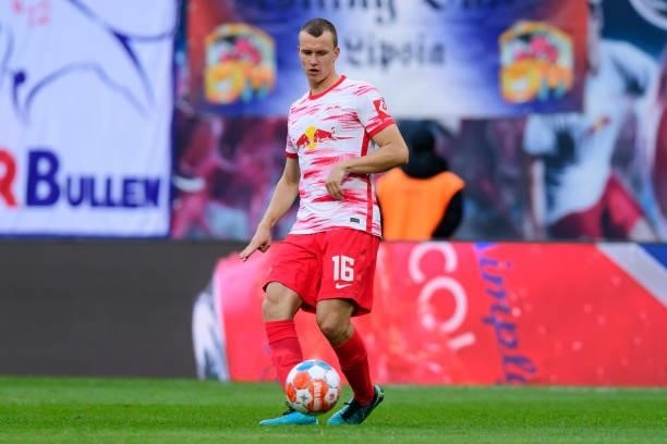 Lukas Klostermann of RB Leipzig controls the ball during the Bundesliga match between RB Leipzig and Hertha BSC at Red Bull Arena on September 25,...