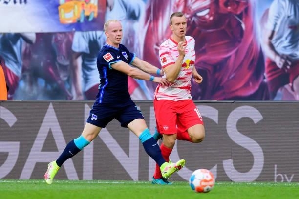 Dennis Jastrzembski of Hertha BSC and Lukas Klostermann of RB Leipzig battle for the ball during the Bundesliga match between RB Leipzig and Hertha...
