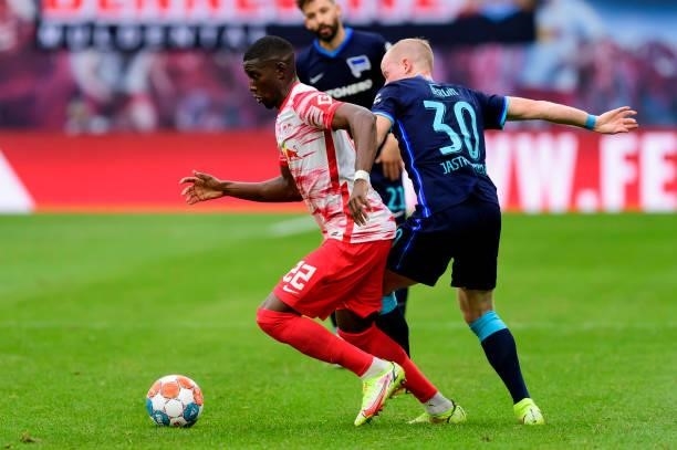 Nordi Mukiele of RB Leipzig and Dennis Jastrzembski of Hertha BSC battle for the ball during the Bundesliga match between RB Leipzig and Hertha BSC...