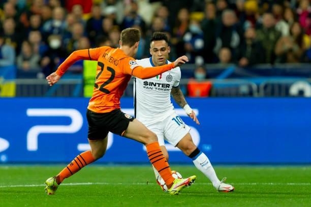 Mykola Matviyenko of FC Shakhtar Donetsk and Lautaro Martinez of FC Internazionale battle for the ball during the UEFA Champions League group D match...