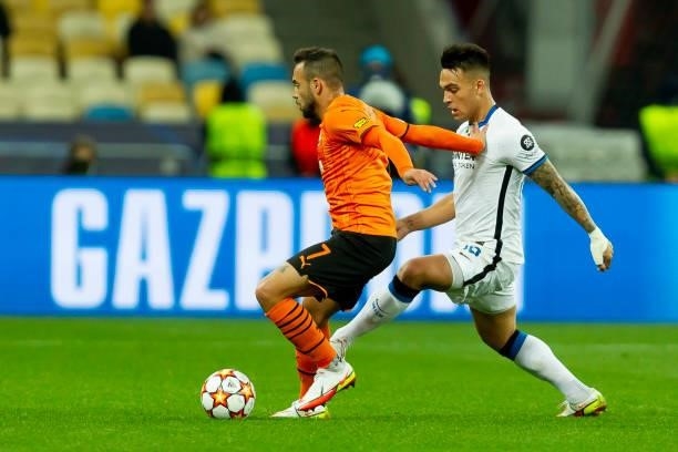 Maycon of FC Shakhtar Donetsk and Lautaro Martinez of FC Internazionale battle for the ball during the UEFA Champions League group D match between...