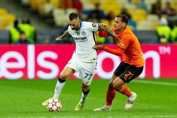 Marcelo Brozovic of FC Internazionale and Alan Patrick of FC Shakhtar Donetsk battle for the ball during the UEFA Champions League group D match...