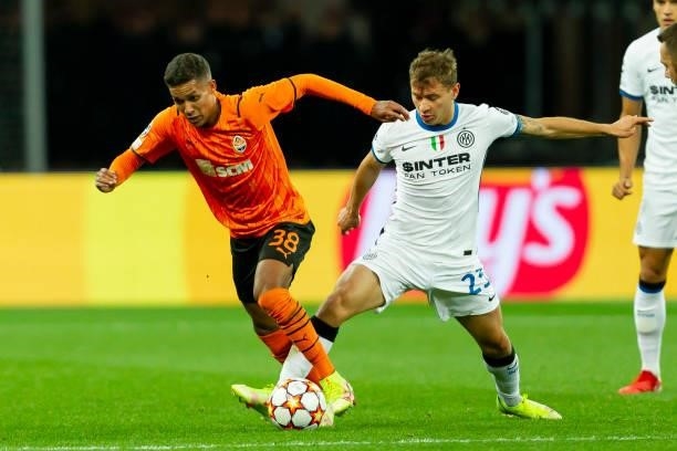 Pedrinho of FC Shakhtar Donetsk and Nicolo Barella of FC Internazionale battle for the ball during the UEFA Champions League group D match between...