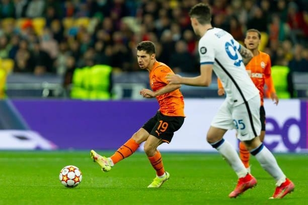 Manor Solomon of FC Shakhtar Donetsk and Alessandro Bastoni of FC Internazionale battle for the ball during the UEFA Champions League group D match...