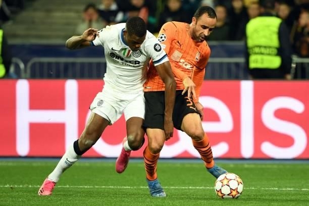 Inter Milan's Dutch defender Denzel Dumfries and Shakhtar Donetsk's Brazilian defender Ismaily in action during the UEFA Champions League football...