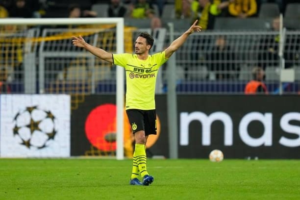 Mats Hummels of Borussia Dortmund gestures during the UEFA Champions League group C match between Borussia Dortmund and Sporting CP at Signal Iduna...