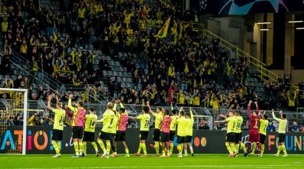 The team of Borussia Dortmund celebrates after the final whistle during the Champions League Group C match between Borussia Dortmund and Sporting...