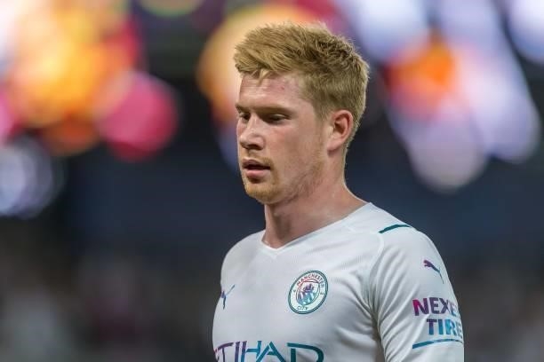 Kevin De Bruyne of Manchester City Looks on during the UEFA Champions League match between Paris Saint Germain and Manchester City at Parc des...