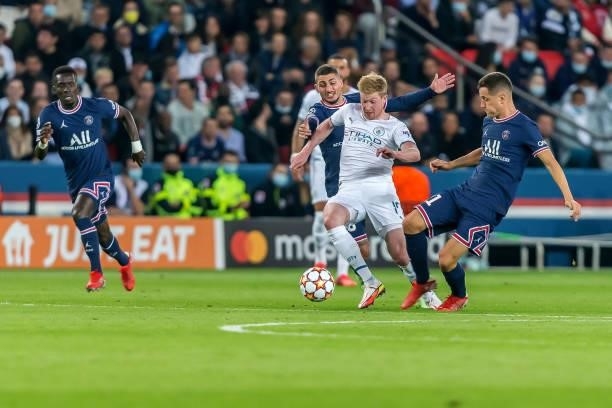 Marco Verratti of Paris Saint-Germain, Kevin De Bruyne of Manchester City and Andre Herrera of Paris Saint-Germain battle for the ball during the...