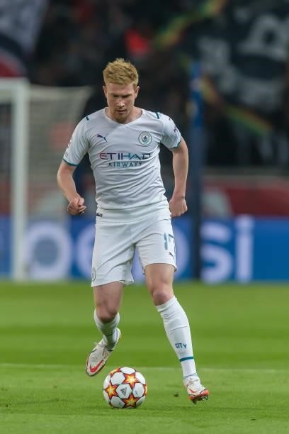 Kevin De Bruyne of Manchester City controls the Ball during the UEFA Champions League match between Paris Saint Germain and Manchester City at Parc...