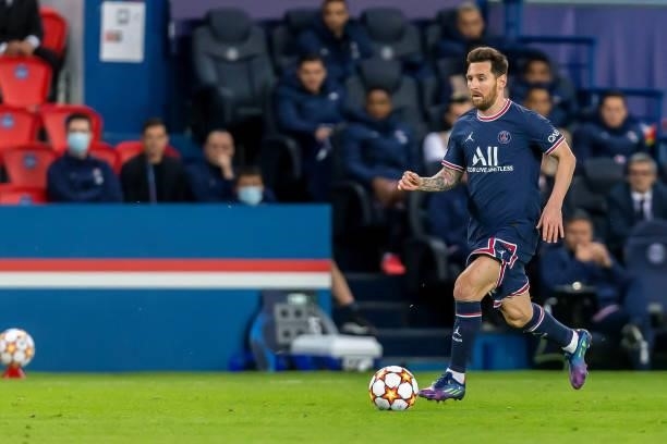 Lionel Messi of Paris Saint-Germain controls the Ball during the UEFA Champions League match between Paris Saint Germain and Manchester City at Parc...