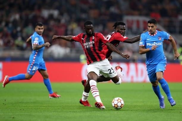 Fikayo Tomori of AC Milan controls the ball during the UEFA Champions League Group B match between AC Milan and Atletico Madrid at Giuseppe Meazza...