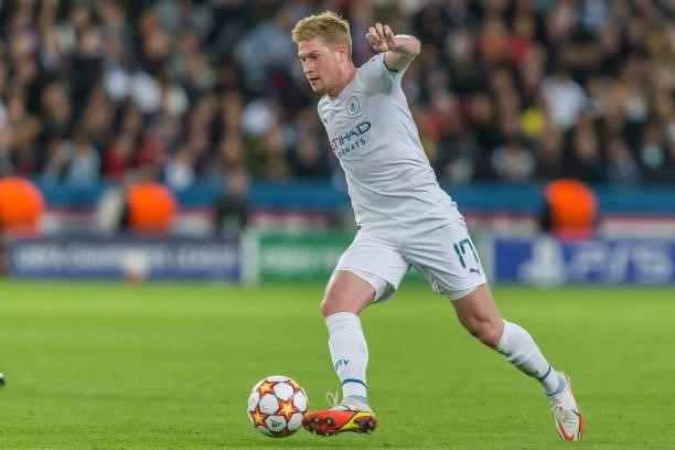 Kevin De Bruyne of Manchester City controls the Ball during the UEFA Champions League match between Paris Saint Germain and Manchester City at Parc...