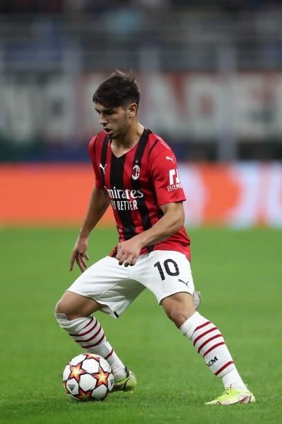 Brahim Diaz of AC Milan controls the ball during the UEFA Champions League Group B match between AC Milan and Atletico Madrid at Giuseppe Meazza...