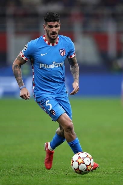 Rodrigo de Paul of Atletico Madrid controls the ball during the UEFA Champions League Group B match between AC Milan and Atletico Madrid at Giuseppe...